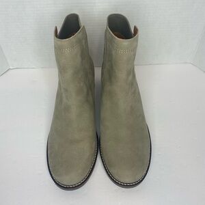 Lucky Brand LK-HIRSI Women’s Bootie. 1 1/2”stacked block heel. SZ 10M. NEW